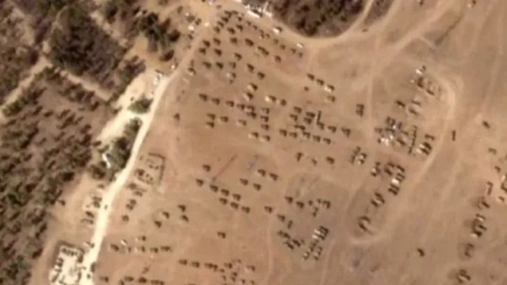 衛星影像顯示以色列在加薩邊境部署400輛裝甲車。（照片來源：翻攝自《日經亞洲》）